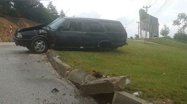 Direksiyon Hakimiyetini Kaybeden S&uuml;r&uuml;c&uuml;n&uuml;n Aracı Ref&uuml;je &Ccedil;ıkarak Durabildi 2