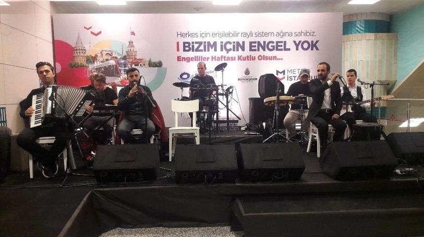 D&uuml;nyaca &Uuml;nl&uuml; G&ouml;rme Engelli T&uuml;rk Ressamın Eserleri Yenikapı Metro İstasyonu&rsquo;nda