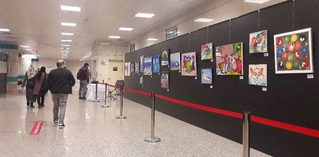 D&uuml;nyaca &Uuml;nl&uuml; G&ouml;rme Engelli T&uuml;rk Ressamın Eserleri Yenikapı Metro İstasyonu&rsquo;nda 1