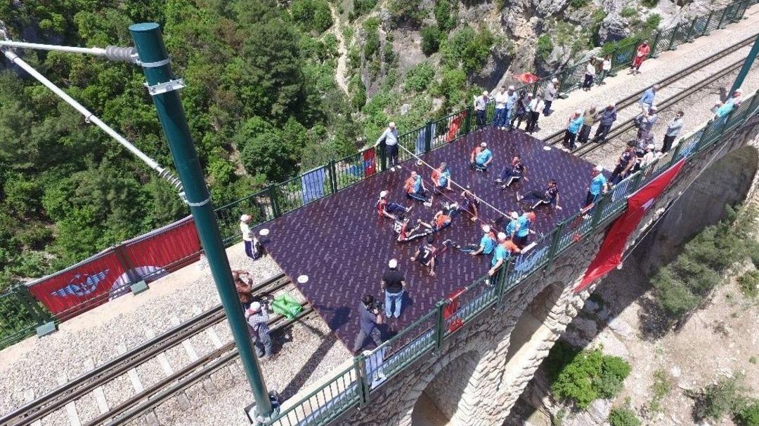 Metrelerce Y&uuml;kseklikteki Tarihi Varda Tren K&ouml;pr&uuml;s&uuml;&rsquo;nde Voleybol Ma&ccedil;ı