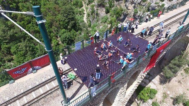 Metrelerce Yükseklikteki Tarihi Varda Tren Köprüsü’nde Voleybol Maçı