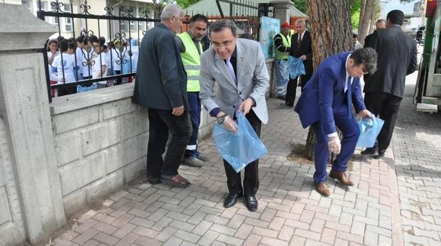 &Ouml;ğrenciler, Sokakta &Ccedil;&ouml;p Topladı