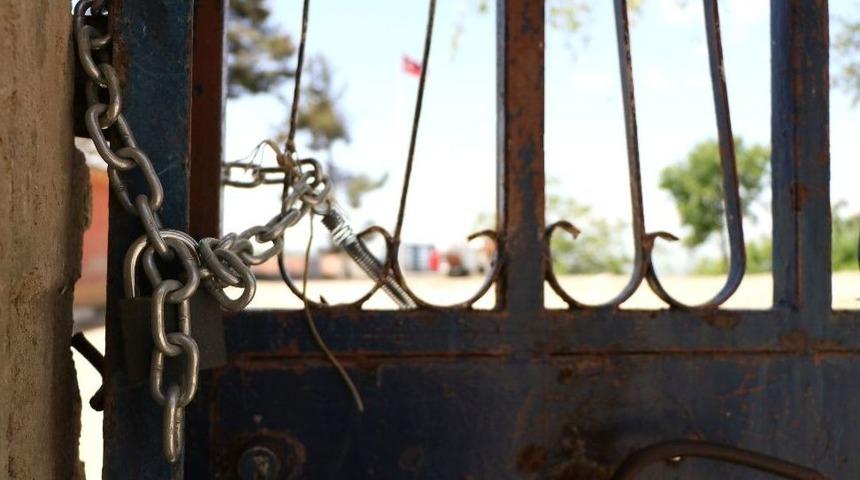 Aladağ&rsquo;da 12 Kişinin Hayatını Kaybettiği Yurt Binasının Yerinde T&uuml;rk Bayrağı Ve Molozlar Kaldı