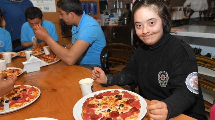 Engelli &Ccedil;ocuklar Pizza Yapmayı &Ouml;ğrendi