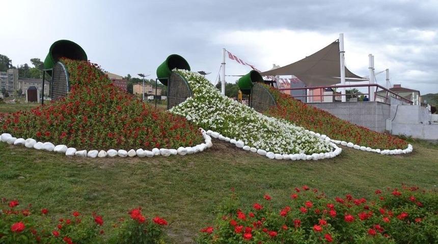 &Ccedil;i&ccedil;ek Şelalesi B&uuml;y&uuml;k Beğeni Topladı
