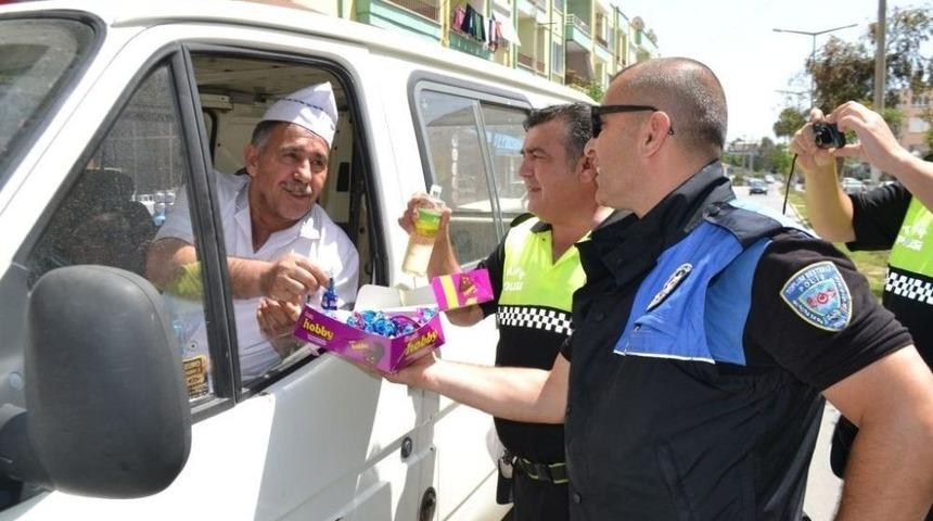 Bozyazı&rsquo;da Trafik Polislerinden S&uuml;r&uuml;c&uuml; Ve Yayalara &Ccedil;ikolata İkramı