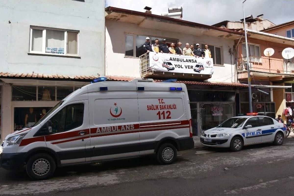 "bayrak Dayısı" 112 İ&ccedil;in Balkona &Ccedil;ıktı