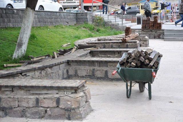 Develi Cumhuriyet Meydanında Revizyon Çalışması