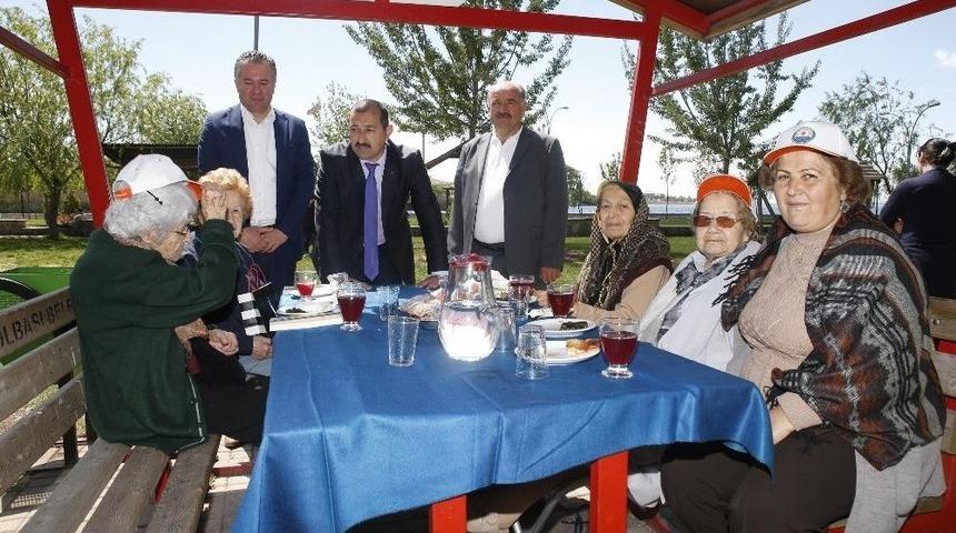 Huzurevi Sakinleri G&ouml;lbaşı&rsquo;nda Piknikte Buluştu