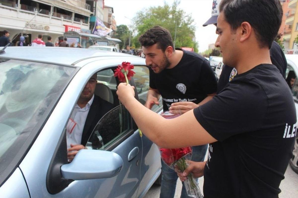 İletişim Fak&uuml;ltesi &Ouml;ğrencileri S&uuml;r&uuml;c&uuml;lere S&uuml;r&uuml;c&uuml;lere Karanfil Ve Lokum Dağıttı