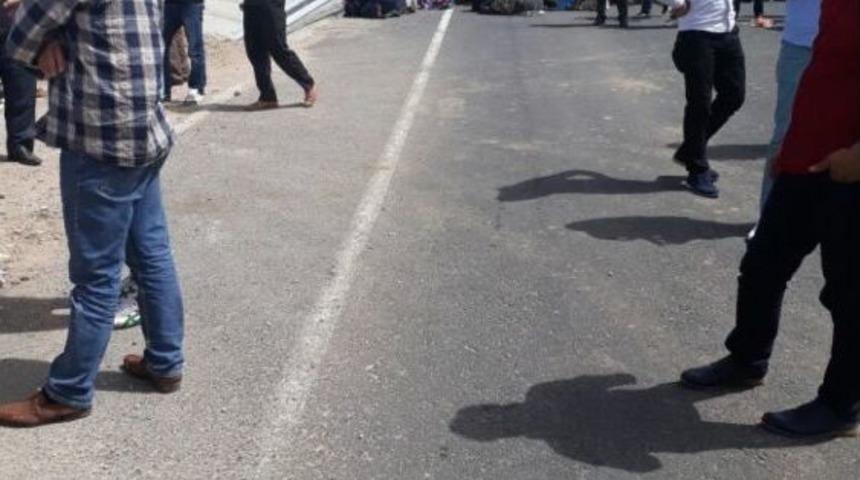 Kamyonun &Ccedil;arptığı &Ccedil;ocuk Hayatını Kaybetti, K&ouml;yl&uuml;ler Yolu Trafiğe Kapattı