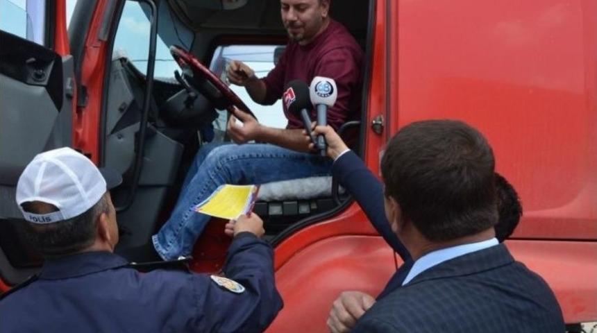 Polis S&uuml;r&uuml;c&uuml;lere Leblebi Dağıttı