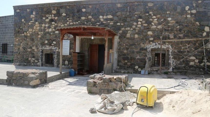 Cizre Belediyesi Mem U Zin T&uuml;rbesi Ve Mir Abdaliye Medresesi&rsquo;nde Restorasyon &Ccedil;alışması Başlattı