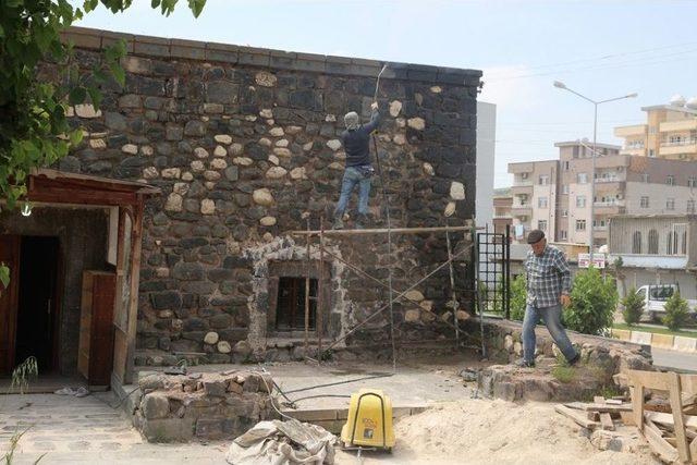 Cizre Belediyesi Mem U Zin Türbesi Ve Mir Abdaliye Medresesi’nde Restorasyon Çalışması Başlattı