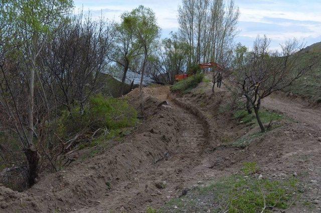 Adilcevaz’da Sulama Kanalı Yenileme Çalışması