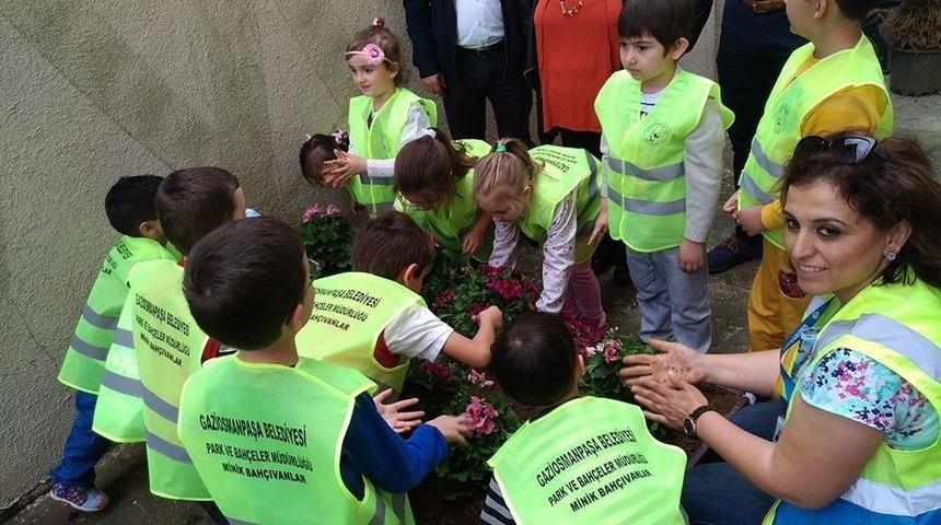 Gaziosmanpaşalı Minik Bah&ccedil;ıvanlar İş Başında