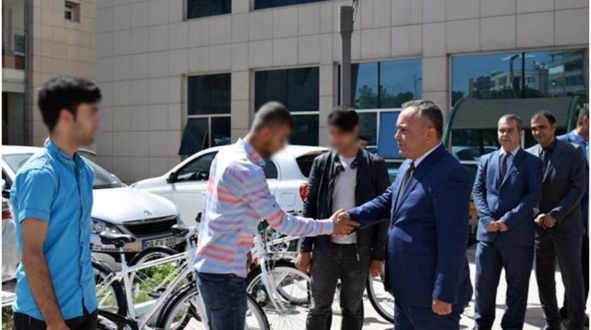 Kilis&rsquo;te H&uuml;k&uuml;ml&uuml; &Ccedil;ocuklara Bisiklet Dağıtıldı