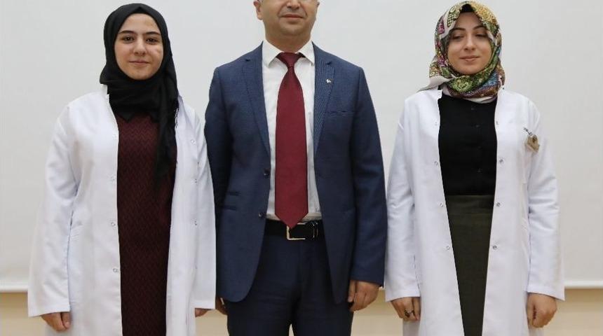 Er&uuml; Eczacılık Fak&uuml;ltesi 1. Sınıf &Ouml;ğrencileri &Ouml;nl&uuml;k Giydi