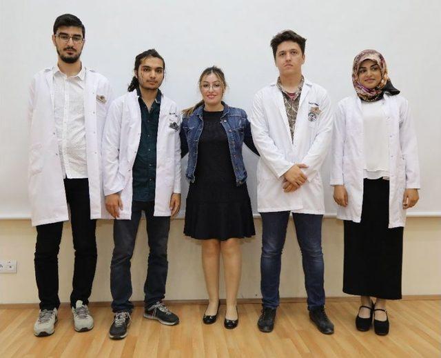 Er&uuml; Eczacılık Fak&uuml;ltesi 1. Sınıf &Ouml;ğrencileri &Ouml;nl&uuml;k Giydi 1