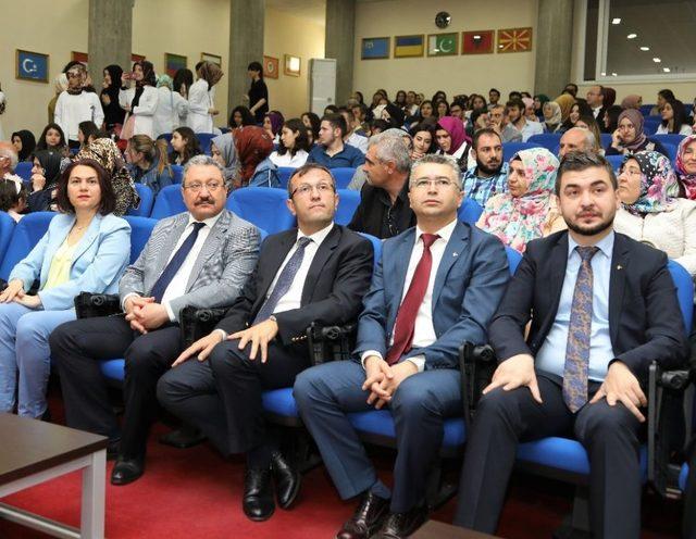 Er&uuml; Eczacılık Fak&uuml;ltesi 1. Sınıf &Ouml;ğrencileri &Ouml;nl&uuml;k Giydi 2
