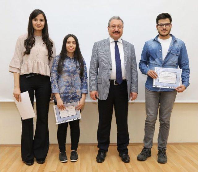 Er&uuml; Eczacılık Fak&uuml;ltesi 1. Sınıf &Ouml;ğrencileri &Ouml;nl&uuml;k Giydi 3