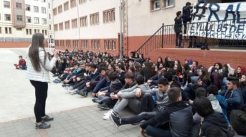 Okullarının Kapatılmaması İ&ccedil;in Oturma Eylemi Yaptılar