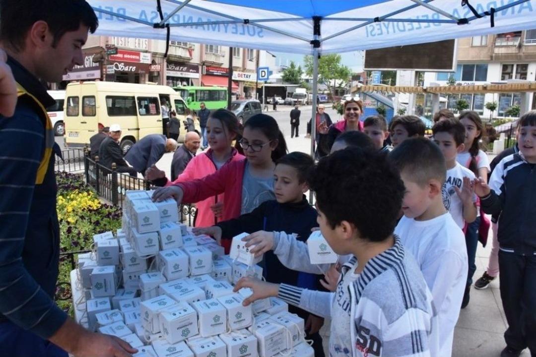 S&uuml;leymanpaşa Belediyesi Berat Kandili Dolayısıyla Kandil Simidi Dağıttı