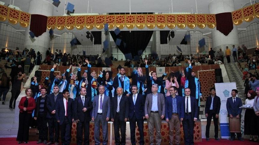 Ne&uuml;&rsquo;de Sosyal Ve Beşeri Bilimler Fak&uuml;ltesinin Mezuniyet Heyecanı