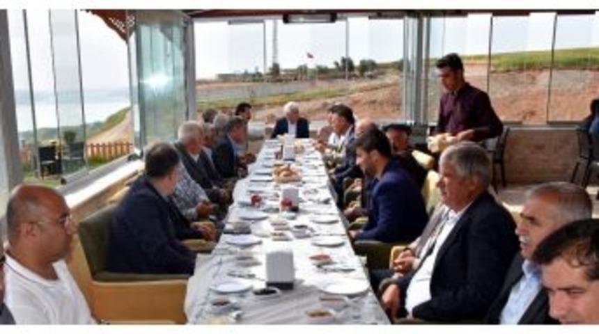 Belediye Başkanı Toprak Muhtarlara Teşekk&uuml;r Etti