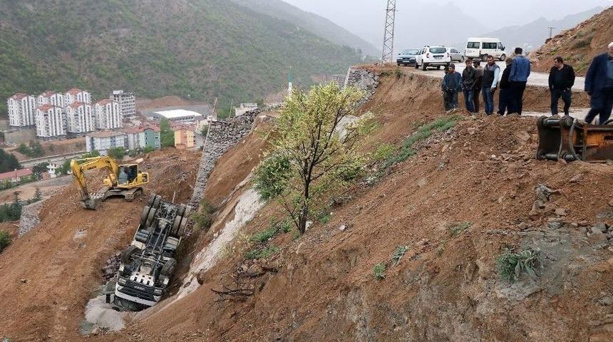 G&uuml;m&uuml;şhane&rsquo;de Damperini Kaldıran Kamyon Devrildi: 1 Yaralı