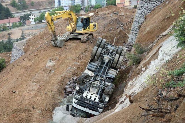 Gümüşhane’de Damperini Kaldıran Kamyon Devrildi: 1 Yaralı