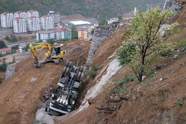 Gümüşhane’de Damperini Kaldıran Kamyon Devrildi: 1 Yaralı