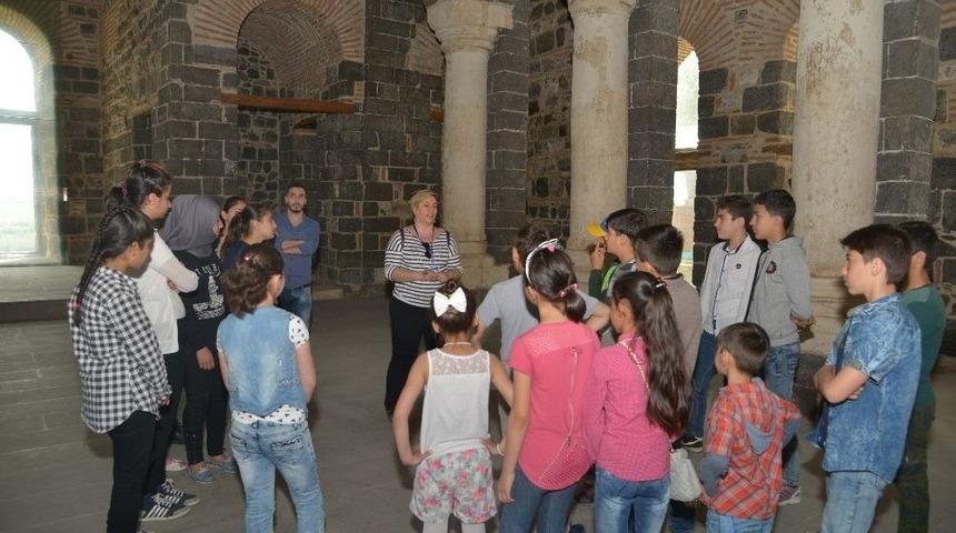 Suriyeli &Ccedil;ocuklar Tarihi Mekanları Gezdi