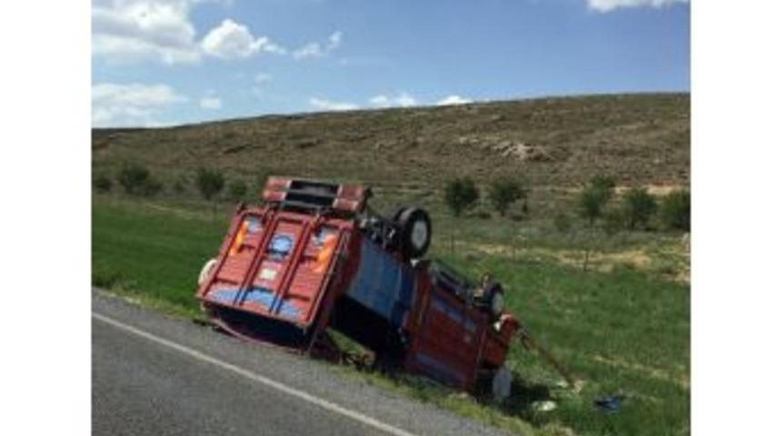 Hayvan Y&uuml;kl&uuml; Kamyon Devrildi: 4 Yaralı