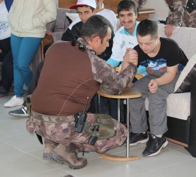 &Ouml;zel &Ccedil;ocuklar, &Ouml;zel Harekat&ccedil;ılarla Buluştu 1