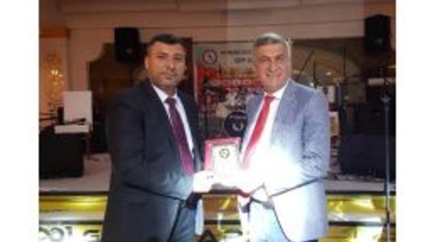 Engelli Derneğinden Alkış&rsquo;a Plaket