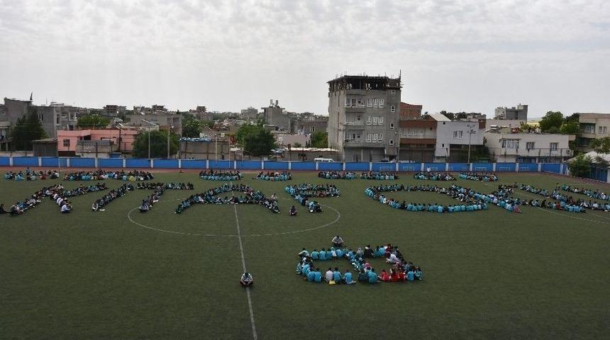 &Ouml;ğrenciler Bedenleriyle &lsquo;kitap Oku&rsquo; Yazdı