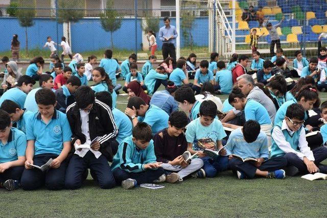 &Ouml;ğrenciler Bedenleriyle &lsquo;kitap Oku&rsquo; Yazdı 1