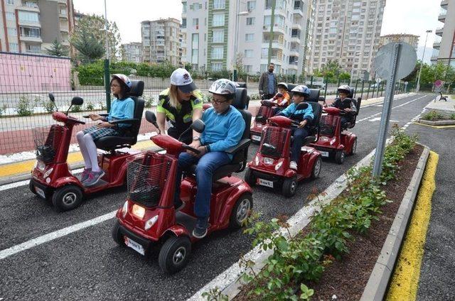 Minik Öğrencilere Polislerden Trafik Eğitimi