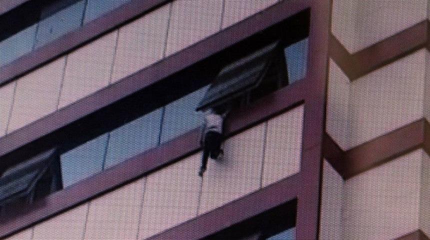 Pencerede Asılı Kalan &Ccedil;ocuk Son Anda D&uuml;şmekten Kurtuldu