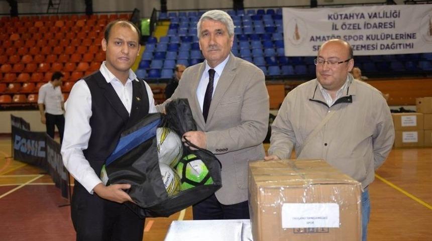 K&uuml;tahya İl &Ouml;zel İdaresinden Amat&ouml;r Spor Kul&uuml;plerine Malzeme Desteği