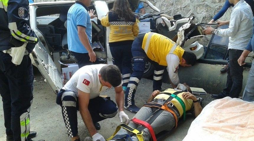 Otomobille &Ccedil;arpışan Minib&uuml;s K&ouml;pr&uuml;den U&ccedil;tu: 1 &Ouml;l&uuml;, 1 Yaralı