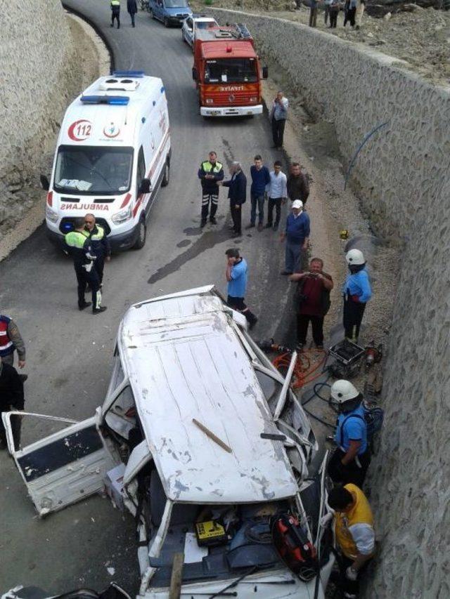 Otomobille Çarpışan Minibüs Köprüden Uçtu: 1 Ölü, 1 Yaralı