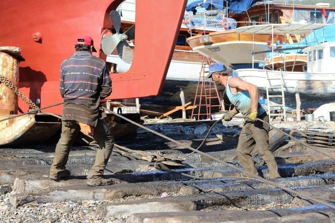 Ahşap Tekneyi Fatih Sultan Mehmet&rsquo;in Y&ouml;ntemiyle Denize İndirdi