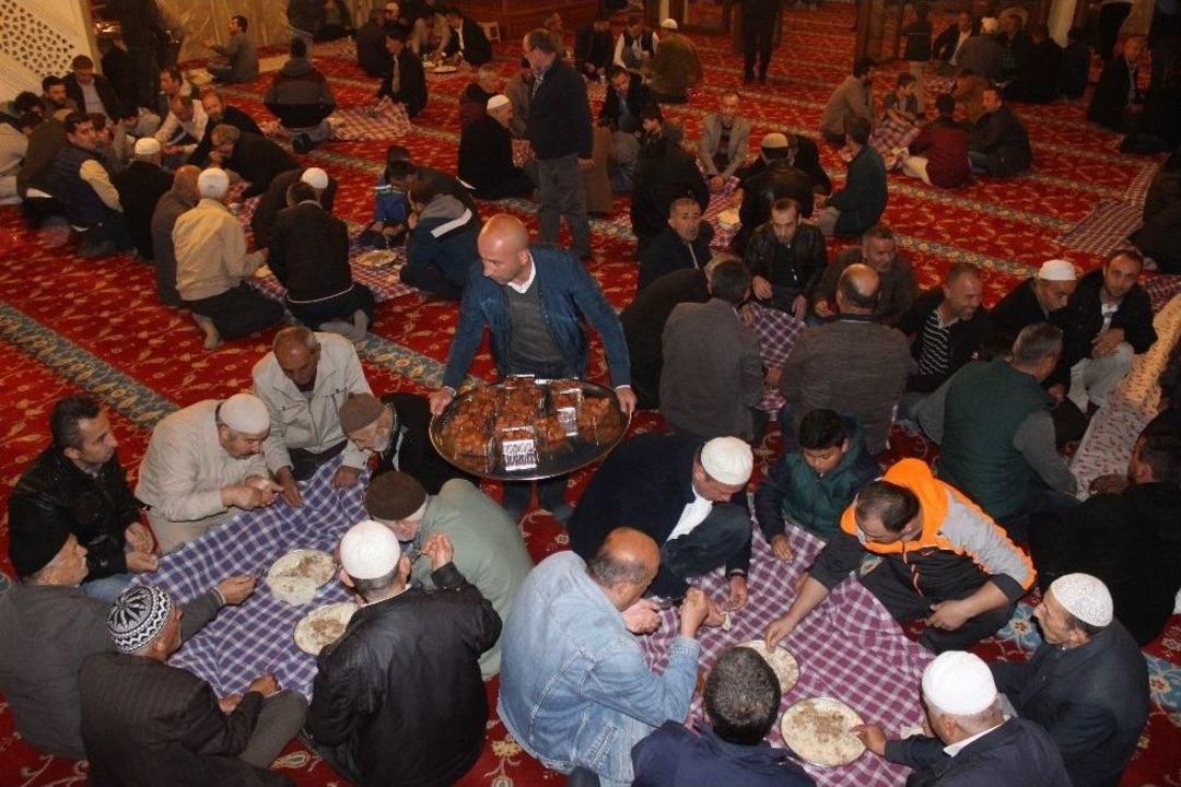 D&uuml;zce&rsquo;de Asırlık Kandil Geleneği S&uuml;r&uuml;yor