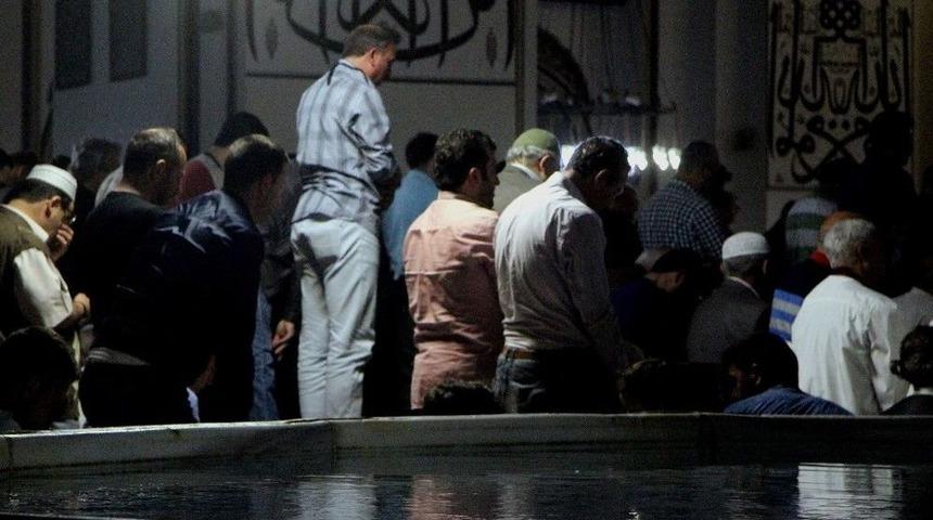 Berat Kandili&rsquo;nde Tarihi Ulu Cami Doldu Taştı