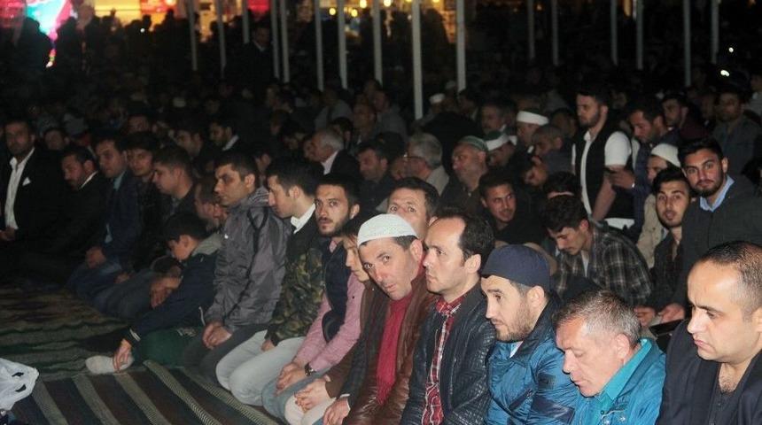 İstanbullular Berat Kandili&rsquo;nde Tarihi Camilere Akın Etti