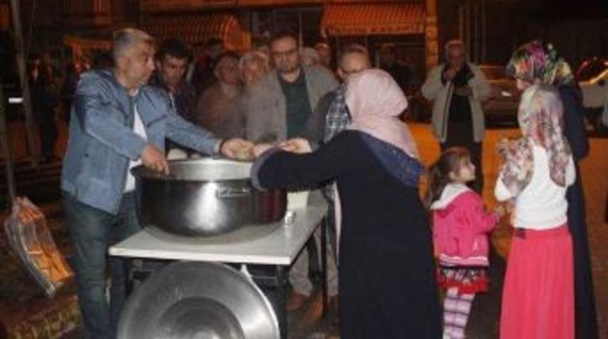 Başkan &Ccedil;alışkan, Kandil Helvası Dağıttı