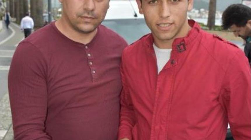 Atm'de Unutulan Parayı Polise Teslim Etti