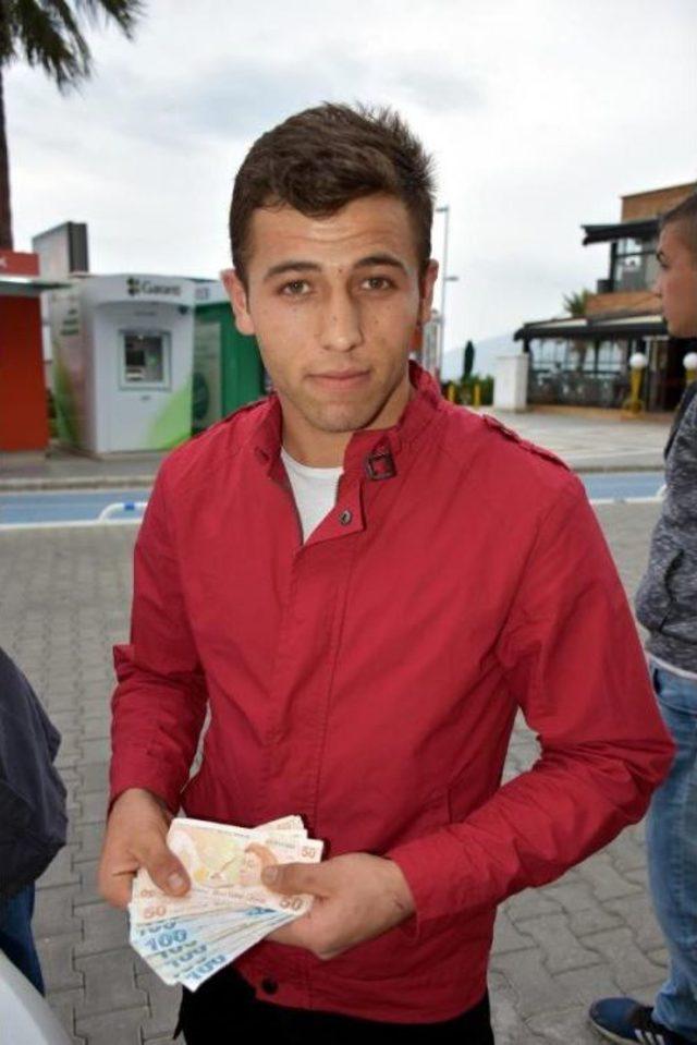 Atm de Unutulan Parayı Polise Teslim Etti 1